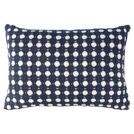 Чехол на подушку из хлопка Polka dots темно-синего цвета из коллекции Essential, 40x60 см, Tkano