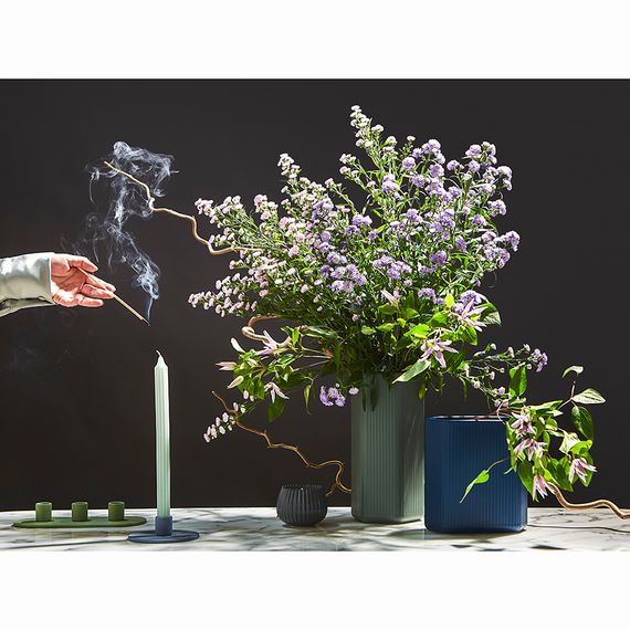 Подсвечник из каменной керамики темно-синего цвета из коллекции Essential, Tkano, изображение 6