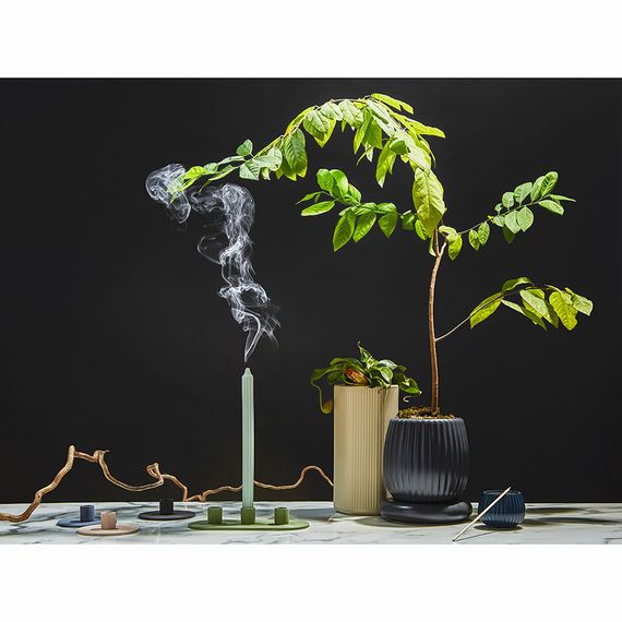 Подсвечник из каменной керамики темно-синего цвета из коллекции Essential, Tkano, изображение 2