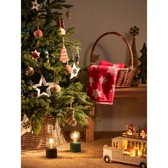 Плед из хлопка с новогодним рисунком Fluffy snowflakes из коллекции New Year Essential, 130х180 см, Tkano, изображение 4