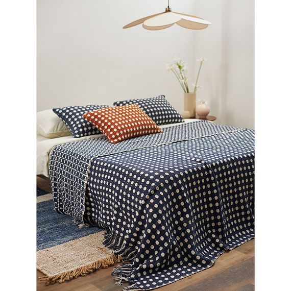 Чехол на подушку из хлопка Polka dots темно-синего цвета из коллекции Essential, 40x60 см, Tkano, изображение 3