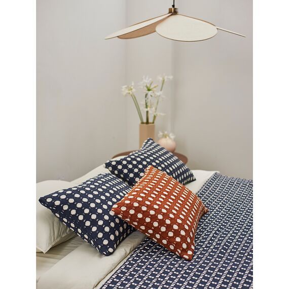 Покрывало из хлопка Polka dots темно-синего цвета из коллекции Essential, 230х250 см, Tkano, изображение 4