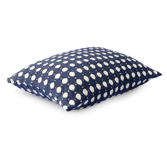 Чехол на подушку из хлопка Polka dots темно-синего цвета из коллекции Essential, 40x60 см, Tkano, изображение 6