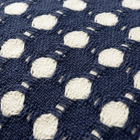 Чехол на подушку из хлопка Polka dots темно-синего цвета из коллекции Essential, 40x60 см, Tkano, изображение 9