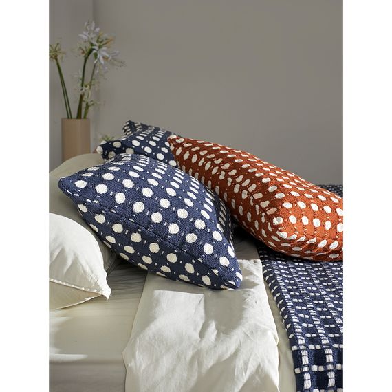 Чехол на подушку из хлопка Polka dots темно-синего цвета из коллекции Essential, 40x60 см, Tkano, изображение 5